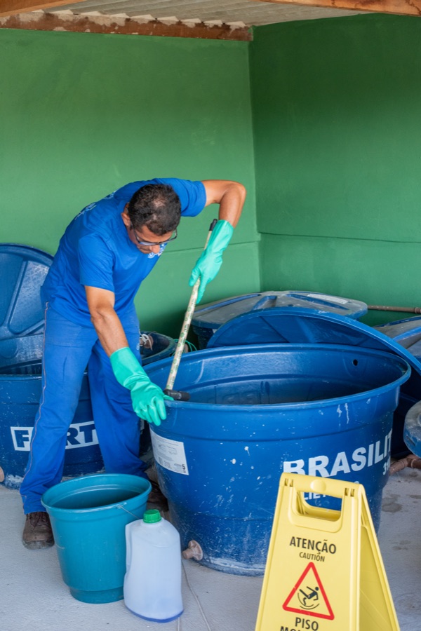 Técnico Destak realizando limpeza de caixa d'água