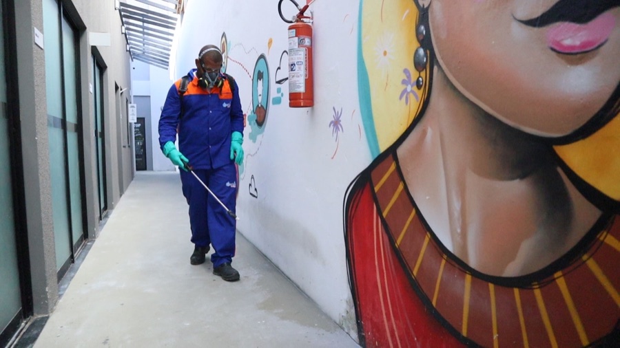 Técnico Destak realizando dedetização de corredor comercial